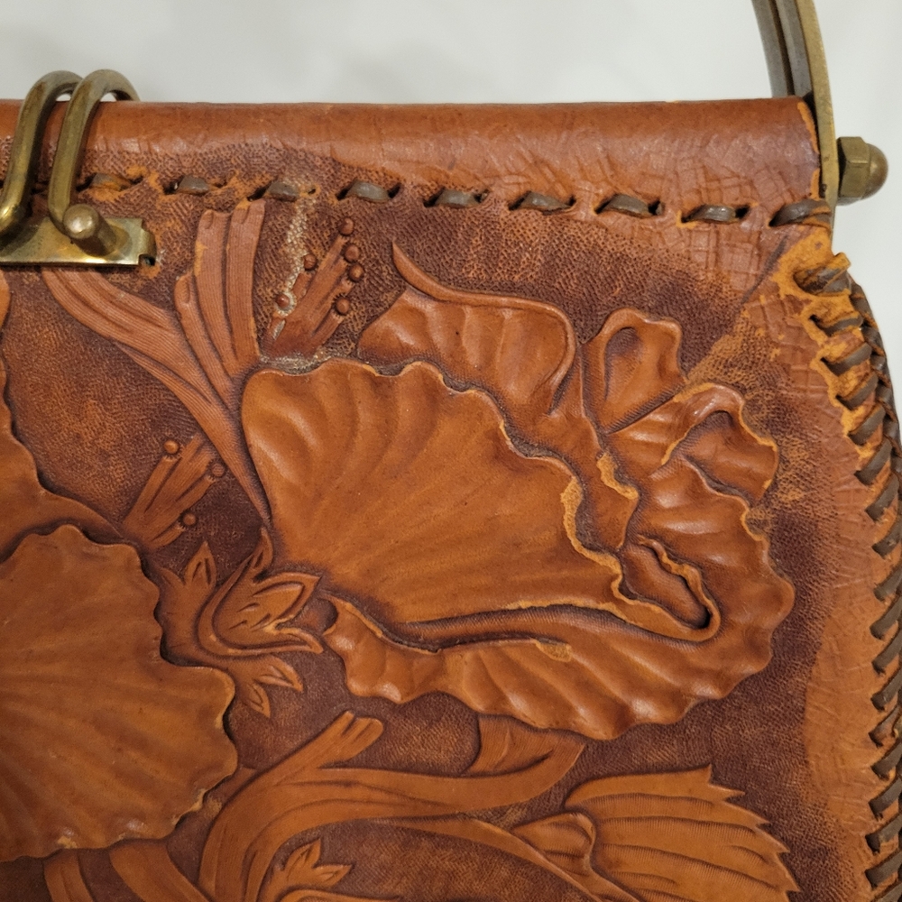 VINTAGE LEATHER HAND TOOLED PURSE WITH SUEDE INTERIOR. BRASS HARDWARE - Picture 7 of 15